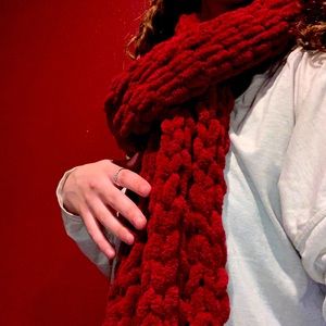 HANDMADE RED KNIT YARN SCARF